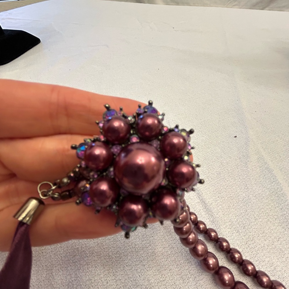 Vintage Faux Pearl Necklace with Brooch in Mauve. - Picture 2 of 5